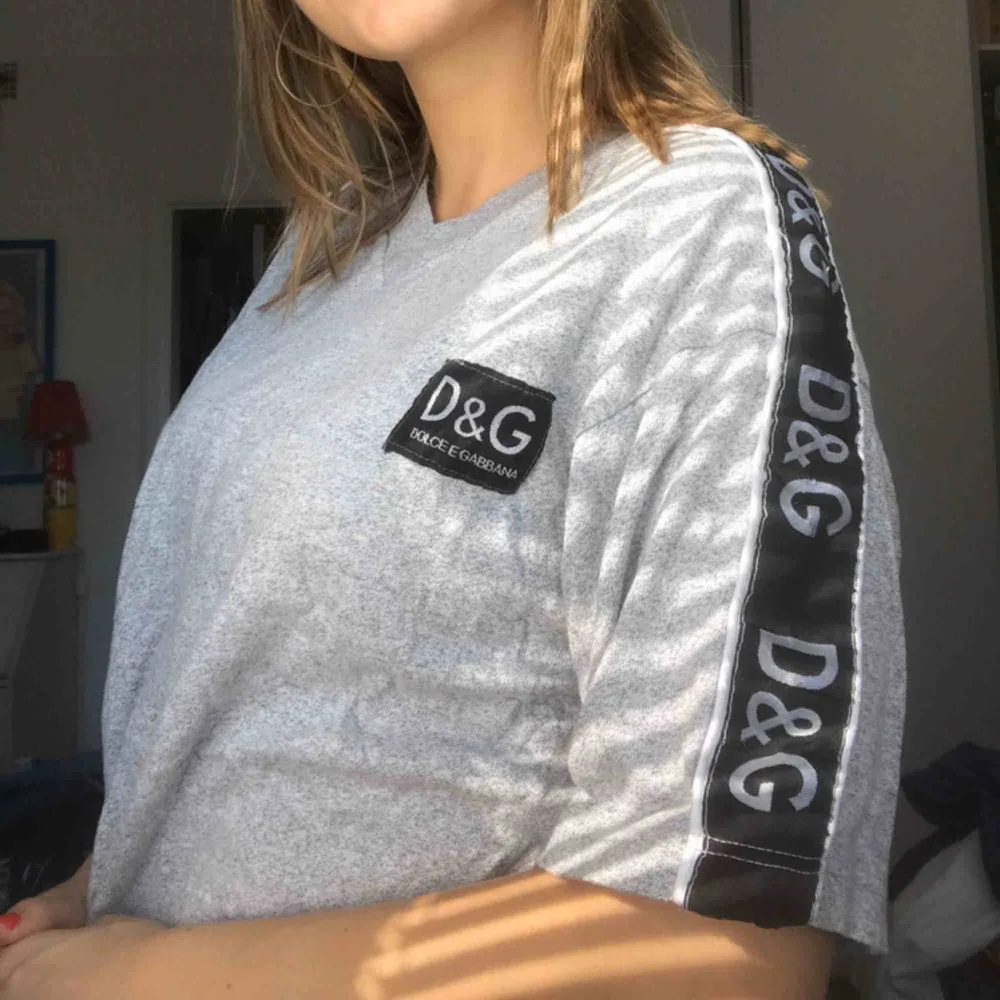 Hejhej en fake D&G tröja som jag nog köpt på humana, den r avklippt som en magtröja men om någon orkar åka till universitetet så är den din för en 20:). T-shirts.