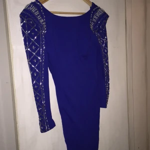  - Urläcker klänning med djup rygg 
Endast provad 
Köpt i Spanien