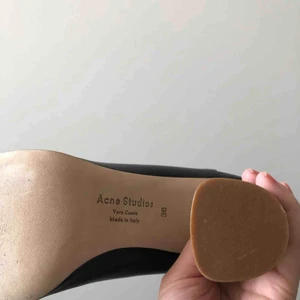  - Oanvända acne stövlar i skinn storlek 36.  Nypris 5000