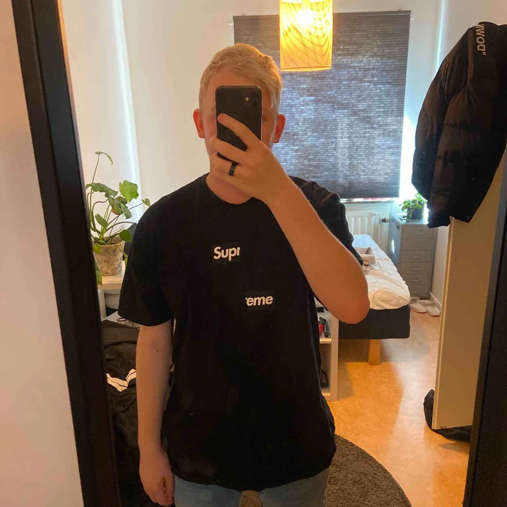 Tvärfet collab mellan Supreme och Comme des Garcons SHIRT. Besparat använd, så den är i väldigt bra skick. Köpt förra sommarn på grailed. Priset kan diskuteras 💫. T-shirts.