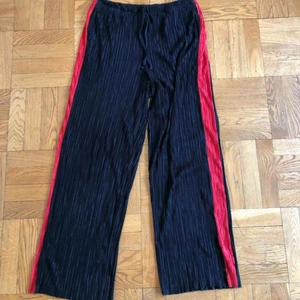  - 🔹 Reflade byxor med rött på sidan från Urban Outfitters. Knytbandet har gått av på insidan men går väldigt lätt att ersättas. Byxan har ändå resårband i midjan så dom sitter bra. 🔹 Köparen står för frakten, 52 kr. 🔹 Hämtas annars upp i Vasastan.