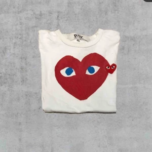  - Comme des garcons t-shirt, självklart äkta köpt på NK. Priset kan diskuteras och tar emot byten. Cond 8/10