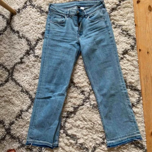  - Knappt använda jeans, normal midja.   Möter upp i centrala Stockholm eller köpare står för frakt ☀️ 
