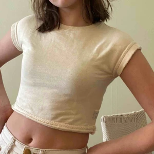  - En jättefin beige cropptop! Ni står för frakten!🚚✨