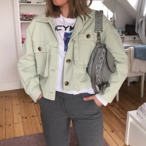 Jacka  - Oanvänd Zara jacka i storlek M