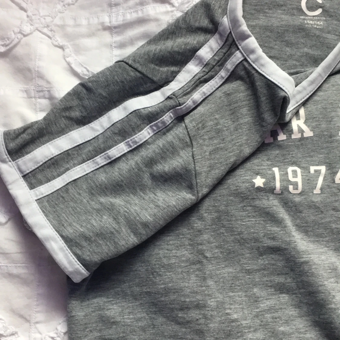 Grå t-shirt med tryck - 91