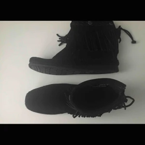  - Original Minnatonka skor. Aldrig använda. Toppskick! Frakt tillkommer på 70kr🥰❤️