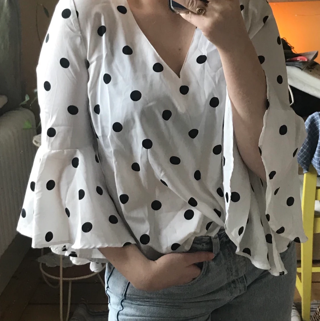 Fin v-ringad, prickig blus.  - 90