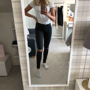  - Slitna jeans som från början var hela men som klippts till två hål på knäna. Dessa har också klippts av i nederkant, endast sömmen så att de ser mer slutna ut. De sitter väldigt snyggt men är likt de förra för låg midja för min smak💕💕