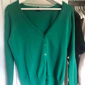  - Kofta från hm i grön. Så bra i kvaliten och ej använd