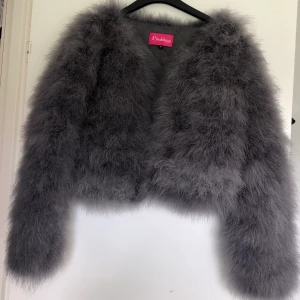 Fjäderjacka från Diabless of Sweden  - Äkta fjäderjacka från Diabless of Sweden strl M. Väldigt fint skick då den är i princip oanvänd. Nypris 1300 kr. Priset kan diskuteras, köparen står för frakt. 