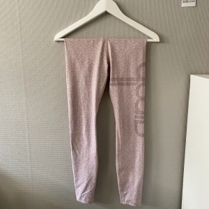 Tights - Jätte sköna tights, ingen kamel toe, super fin rosa färg.