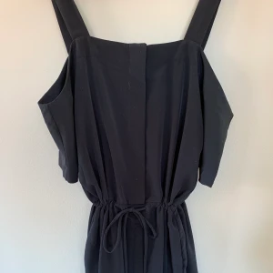 Playsuit från Monki - Aldrig använt, ganska stor i storleken, skulle mer säga att den är en oversized M! Nypris 300kr🤩 Priset är exkl frakt🌷