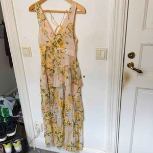 Topshop klänning - LJUVLIG sommarklänning från Topshop. Användes endast en gång förra midsommar. Möts upp i centrala sthlm annars tillkommer frakt 🌴🌸