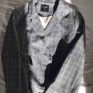 Rutig Kappa  - Väldigt fin och tunn rutig kappa perfekt nu till våren !  Använd ett fåtal gånger och säljer då den inte kommer till användning hos mig !💗