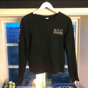  - Långärmad tröja ifrån H&M som är i storlek xs men passar även s. Använd en del men är i bra skick