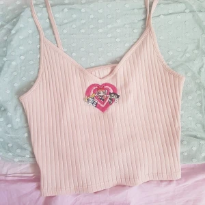 Ljusrosa linne  - Supersött powerpuff linne med brodyr som jag gjort själv ❤ 