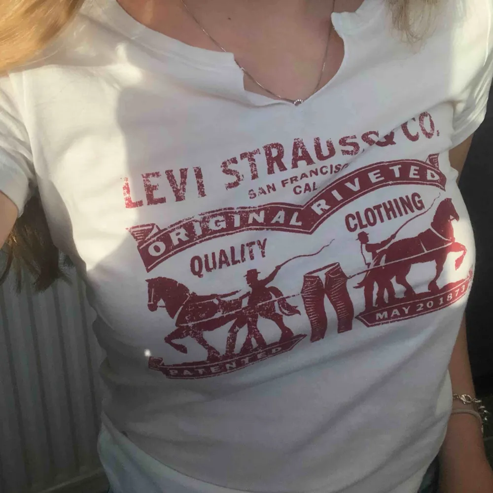 Vit Levis t-shirt med rött tryck. Superfin och skön. Superfint skick. Skriv för mer info eller bilder :). T-shirts.