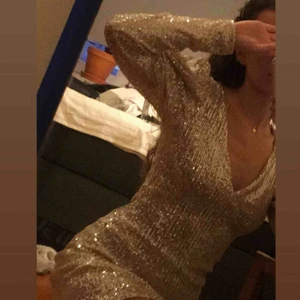 Zara paljettklänning - Paljettklänning från Zara. Aldrig använd. Storlek M men är som en S i storleken skulle jag säga. Köparen står för frakten. 
