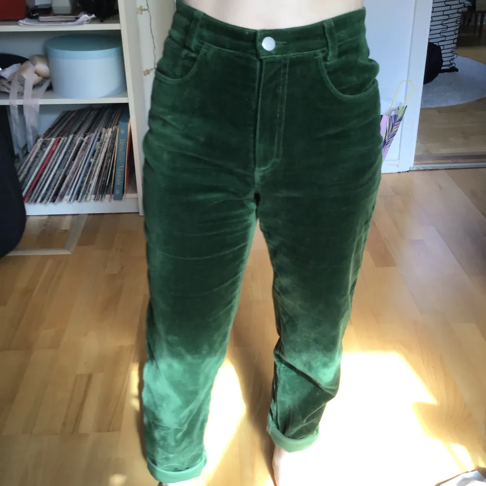 BEATRICE ELIs gamla byxor!! I grön sammet, väldigt fina. Hör av dig för frågor💘. Jeans & Byxor.