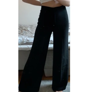  - Jättefina raka/vida kostymbyxor köpta på HM. Tyvärr används dessa inte så mycket då jag har flera andra liknande byxor. Passar 34-38 beroende på hur man vill att de ska sitta!! Frakt +50 kr. 