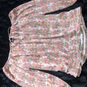 Blommig blus - Blommig blus från Zara. Använd ett fåtal gånger. Frakt ingår🌸