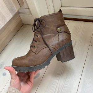 Känga med klack - Vår höst sko, jätte sköna att gå i men en mjukdels inuti. Lite slitningar därav de låga priset.