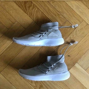  - Grå lätta och sköna sneakers köpta i Berlin. Okänt märke. Använda 1 gång. 