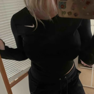 - Träningströja från Nike, knappt använd. Sitter super bra och e väldigt skön🥰