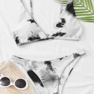 Tie dye bikini - Säljer denna aldrig använda(endast testad) bikini från Shein! Strl S. Så fin och trendig. Sitter lite smått på mig vid brösten därför säljer jag. Jag är en C-kupa ! Frakt tillkommer🌟🌟