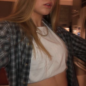 Rutig skjorta  - Köpt från humana. Passar till typ allt och den är extremt skön! Den går precis över rumpan på mig och jag är 1.60