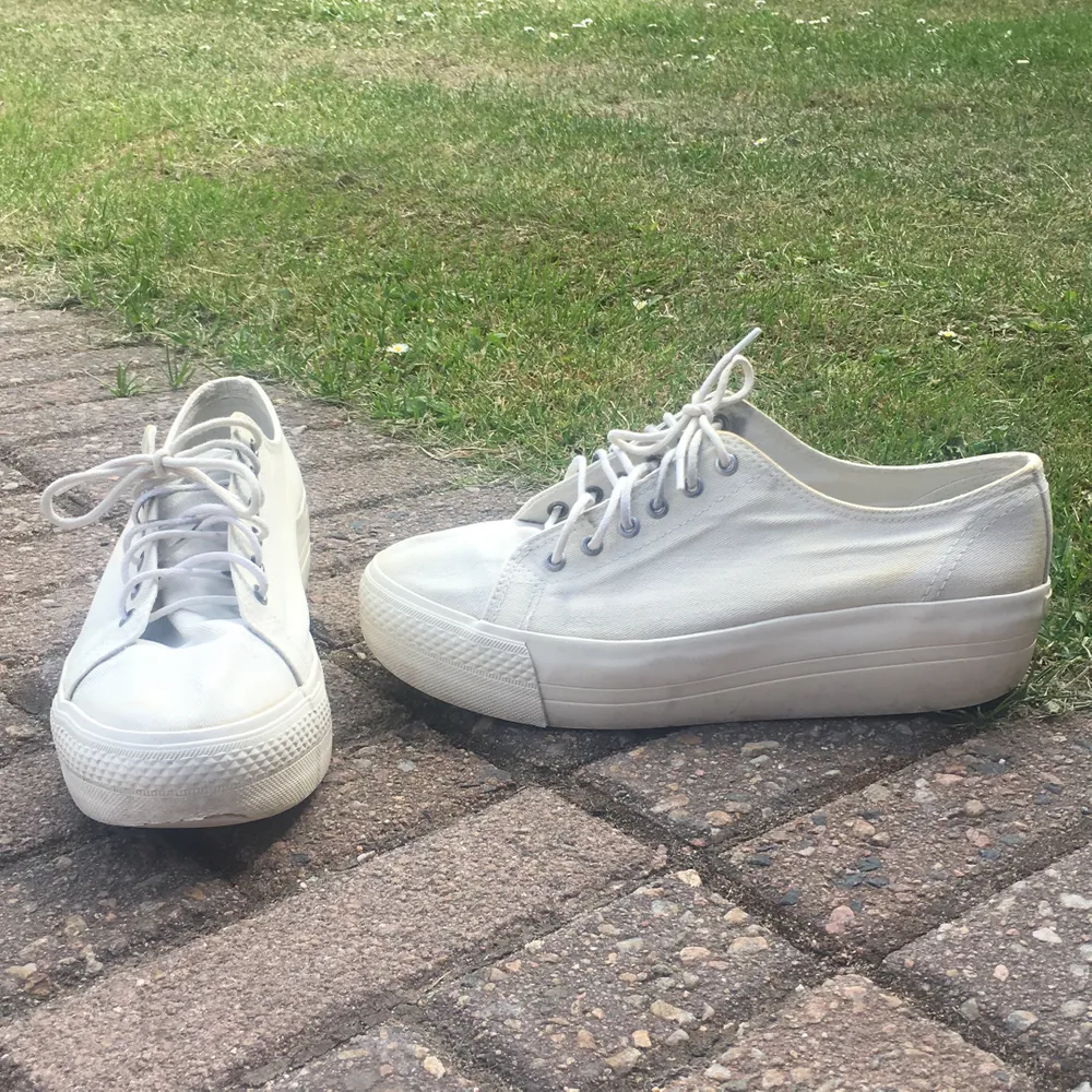 Ett par använda vita sneakers som är lite slitna och smutsiga, men om man bara lägger dem i blekmedel så kommer de se definitivt nyare ut. 🏳️. Skor.