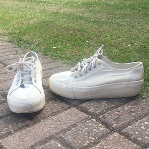 Ett par använda vita sneakers som är lite slitna och smutsiga, men om man bara lägger dem i blekmedel så kommer de se definitivt nyare ut. 🏳️