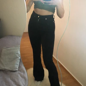 NA-KD bootcut jeans - som helt nya, sitter bra i midjan och lite långa som ni ser och jag är 163 cm. Pris kan diskuteras 