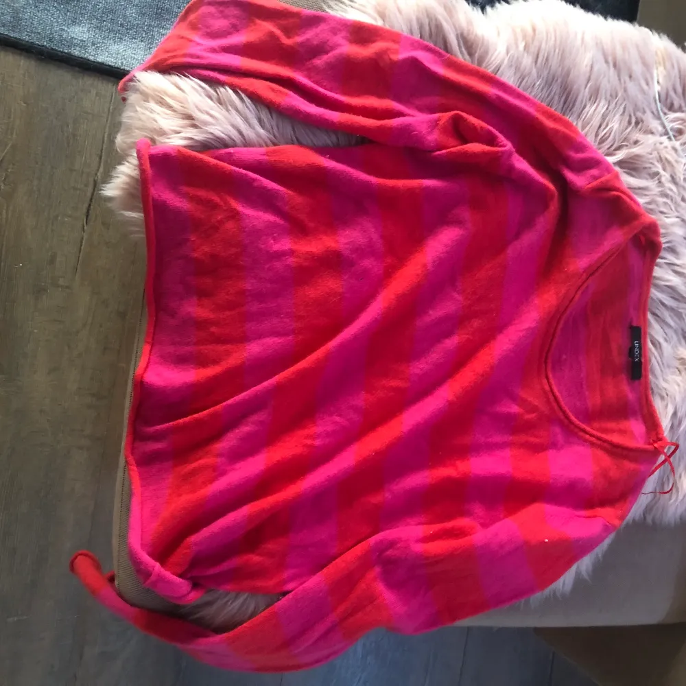 Röd och rosa randig stickad skön tröja hel och ren 💕. Tröjor & Koftor.