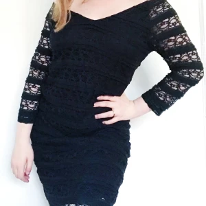 Svart spets klänning - Vintage inspirerad klänning från kappAhl med spets över hela klänningen och genomskinlig spets på ärmarna. Storlek M.