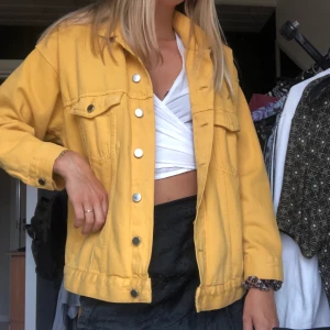 Jeans jacka - Gul oversize jeans jacka i från H&M. Storlek 38, men passar även mindre beroende på hur man vill att den ska sitta. 🥰🌼
