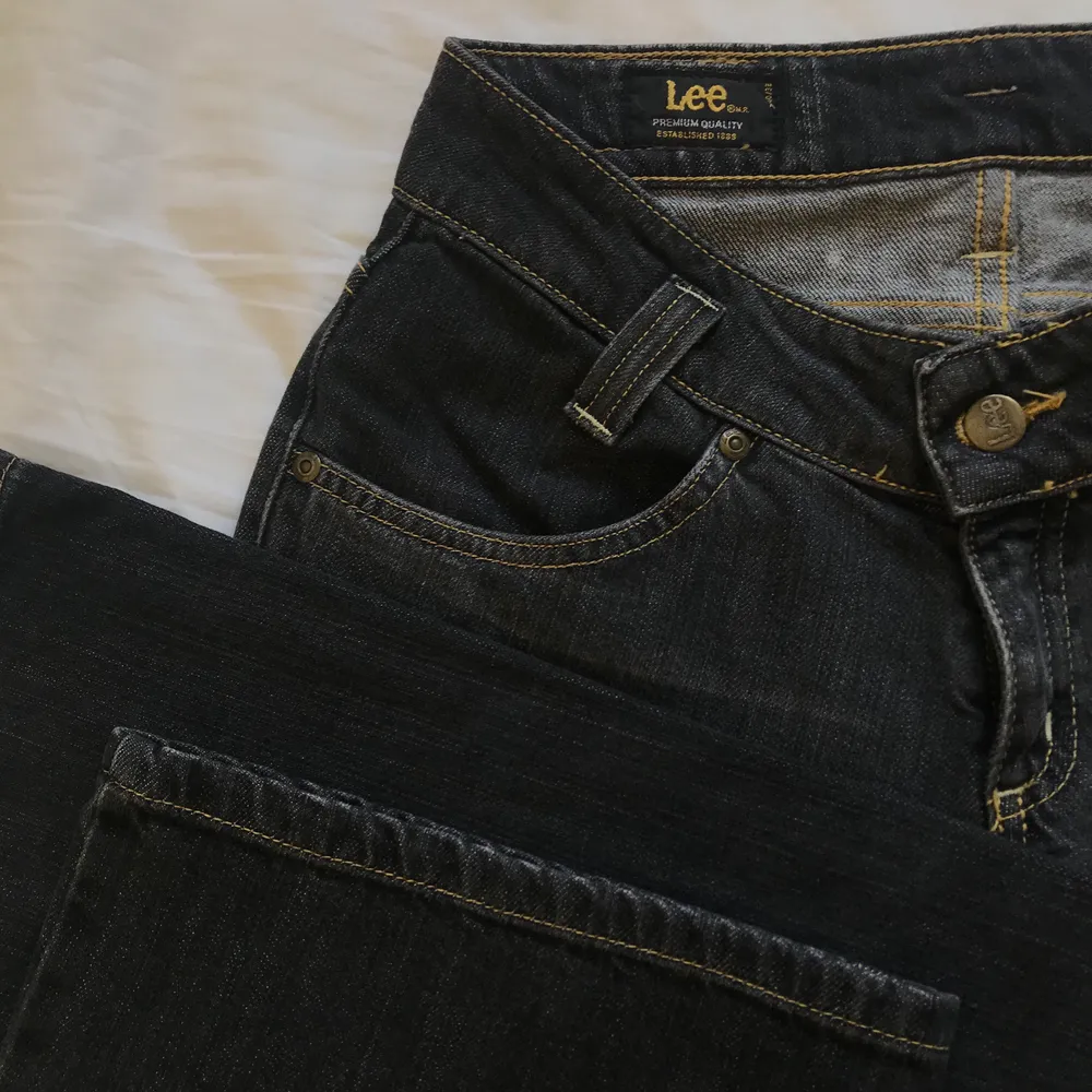 Grå/svarta Lee jeans i perfekt skick! Tighta vid låten och bootcut vid benen. Jag är 164 lång och det går precis till golvet på mig💘 Säljer för att de inte kommer till användning. Frakt ingår i priset🔥. Jeans & Byxor.