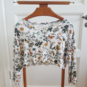 Croppad trekvarts ärm - Blommig och söt trekvarts ärm som är lite för kort för mig. Det är storlek large men jag uppskattar att den passar bäst på en small, alternativt någon med liten byst eller någon som vill ha något under den. :) frakt ingår.