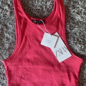 Zara topp - Helt ny oanvänd topp från Zara! Säljes pga jag gillade inte passformen, 50kr+ frakt💕