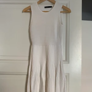 Karen Millen Dress XS - Klänning från Karen Millen köpt för något år sedan men endast använd 1 gång. Säljer pga för liten. Mycket bra skick! Stretchigt material. Pris går att diskuteras:)