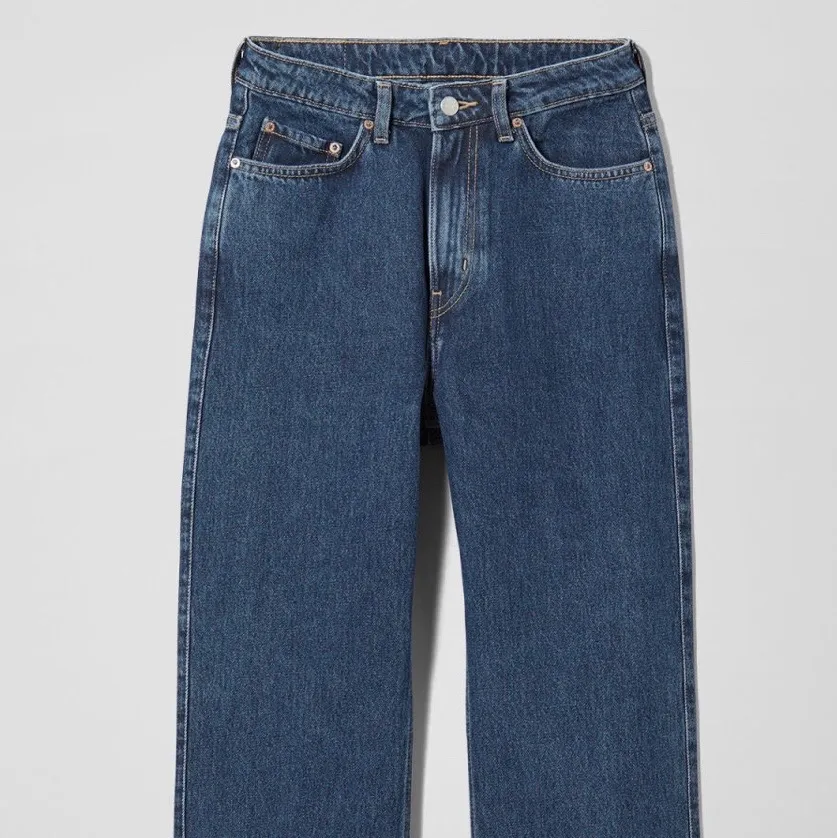 Weekday jeans i modellen Row och färgen win blue. De är i storlek 25/32. Jag är 177 och de passar perfekt i längden på mig.. Jeans & Byxor.