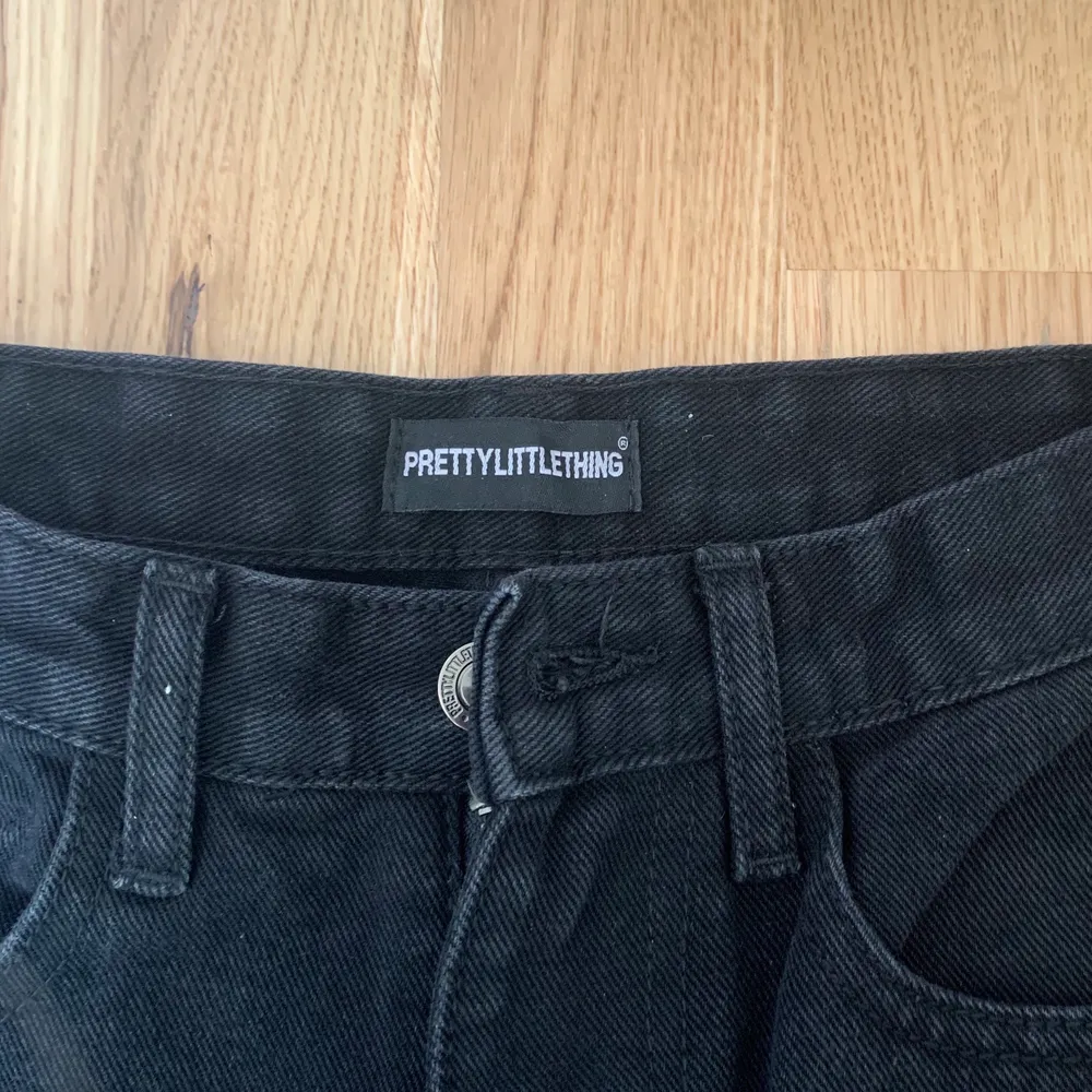Raka svarta jeans med slits från PrettyLittleThing. Storlek Petite 34. Skirv för tydligare mått. Ny, aldrig använda. Frakt ingår. Pris kan diskuteras!. Jeans & Byxor.