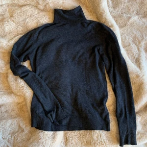 Mörkgrå polotröja  - Polo tröja från zara storlek S