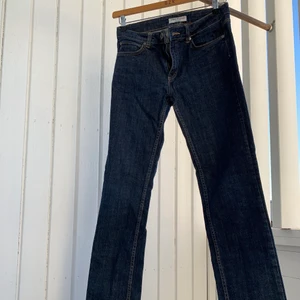  jeans - Jättesnygga lågmidjade raka, lite utsvängda mörkblåa jeans💙💙