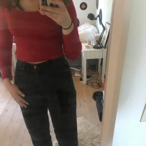 Röd kroppad tröja med urigning - Har använt en gång till jul eftersom att den röda färgen e julig. ”Inbyggd” shoker. Passar dig med storleken xs😝