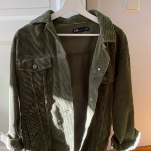 Grön jacka - En snygg oversizes manchesters jacka från Zara. Aldrig använt