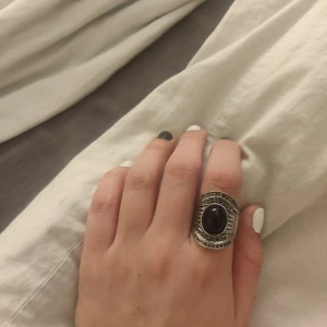 Ring - Ring med svart sten i köpt på secondhand. I gott skick✨