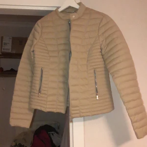 Beige jacka, amisu  - Beige jacka, jättefin och materialet är jättebra. Har aldrig använt den för att storleken är inte bra på mig