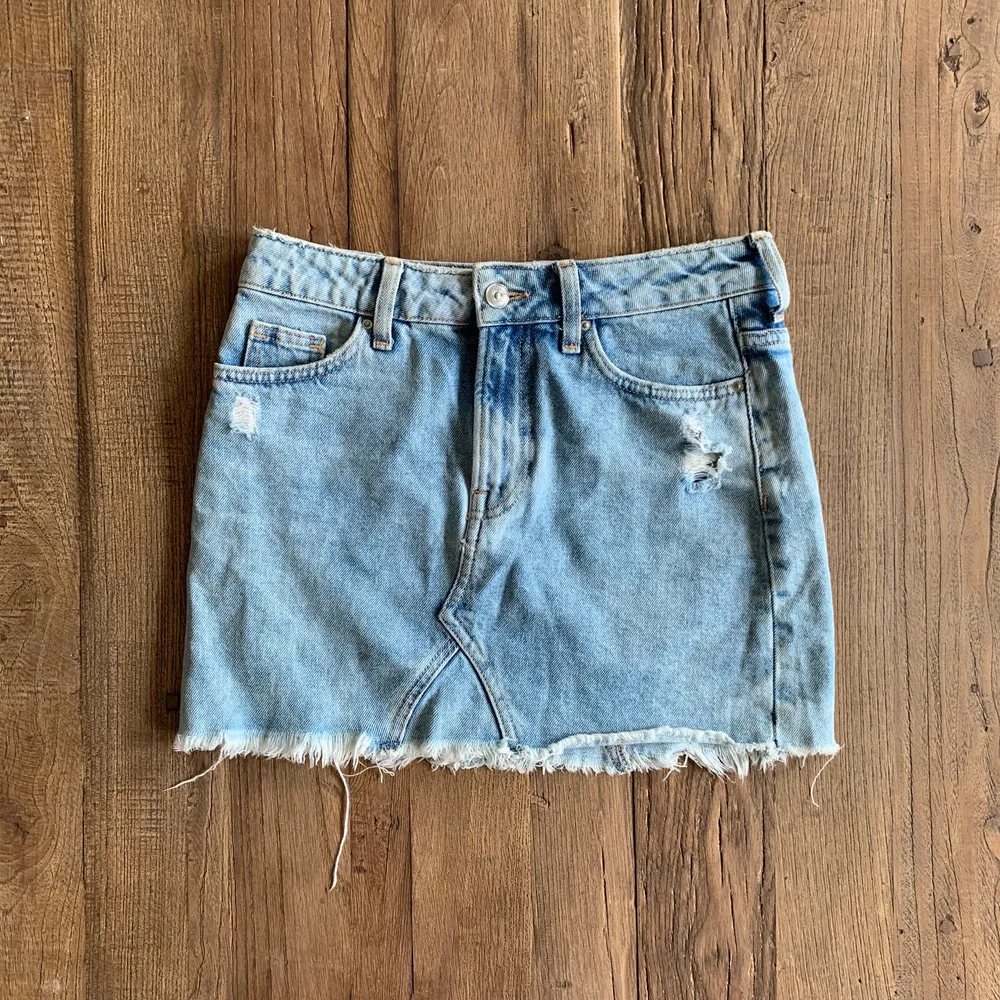 Perfekt jeans kjol för sommaren ifrån Hm, använd ett fåtal gånger, frakt tillkommer . Kjolar.